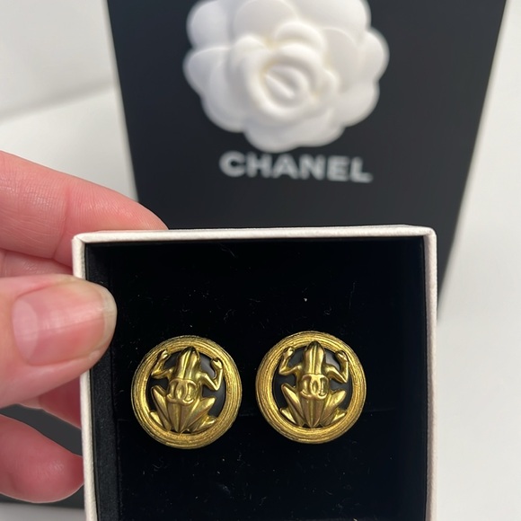 CHANEL GOLD BLACK Frog Earrings Clip ons Size 7/8” - Picture 7 of 12